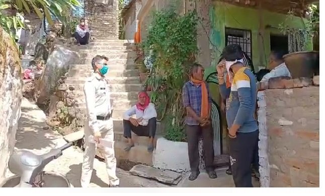 गढ़ा में चरित्र संदेह पर पत्नी को कुल्हाड़ी से काटा: मृत समझकर घर से निकला और झूल गया फांसी पर 2 WhatsApp Image 2021 10 22 at 12.48.22 2