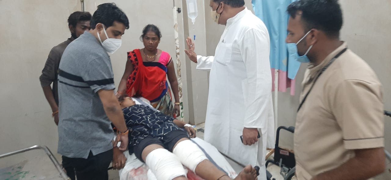 चरगवां में भीषण सड़क हादसा : गंगई मोड़ पर पलटी बस, करीब 47 मजदूर घायल 2 WhatsApp Image 2021 10 26 at 11.49.06 AM 1