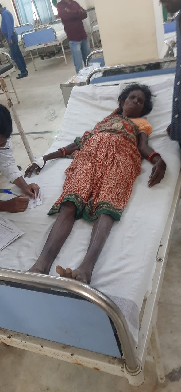 चरगवां में भीषण सड़क हादसा : गंगई मोड़ पर पलटी बस, करीब 47 मजदूर घायल 3 WhatsApp Image 2021 10 26 at 11.49.06 AM