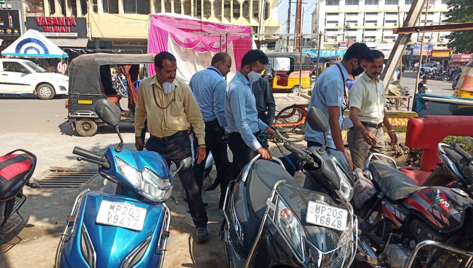 त्यौहारों पर पुलिस की पैनी नजर : मॉल, स्टेशन, बस स्टेंड, धार्मिक स्थल, भीड़भाड़ वाले इलाकों में डॉग स्क्वॉड, बम दस्ते ने की सघन चैंकिंग 2 WhatsApp Image 2021 10 30 at 1.22.02 PM