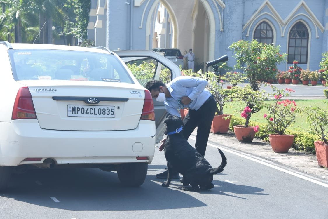 हाईकोर्ट में व्हीआईपी सिक्योरिटी के बीच आतंकवादी घुस आए...पुलिस ने सम्हाली कमान 3 WhatsApp Image 2021 10 30 at 12.28.35 PM 1