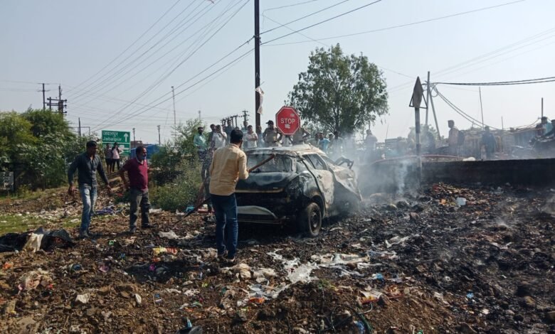 करमेता में धूं-धूंकर जली कार : यातायात विभाग ने खाली प्लाट में खड़ी कर रखी थी दुर्घटनाग्रस्त कार 1 WhatsApp Image 2021 10 31 at 1.07.43 PM