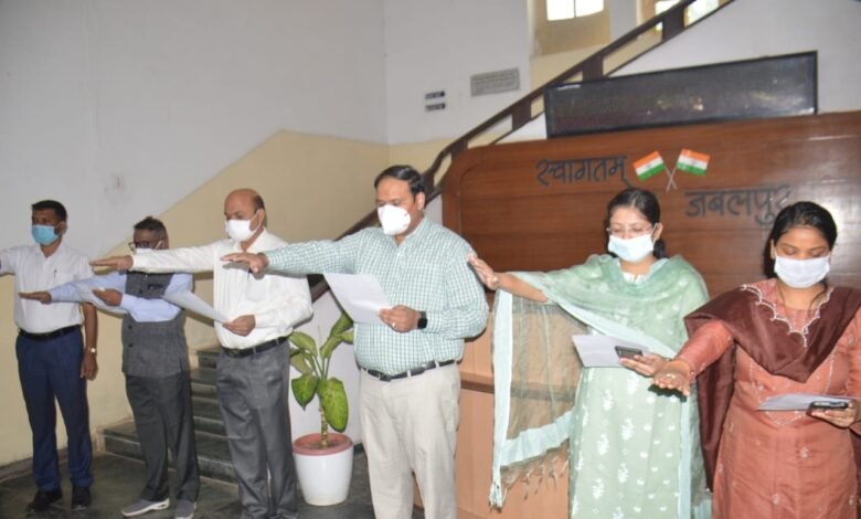 कलेक्टर कर्मवीर शर्मा ने दिलवाई राष्ट्रीय एकता की शपथ 1 WhatsApp Image 2021 10 31 at 12.01.34