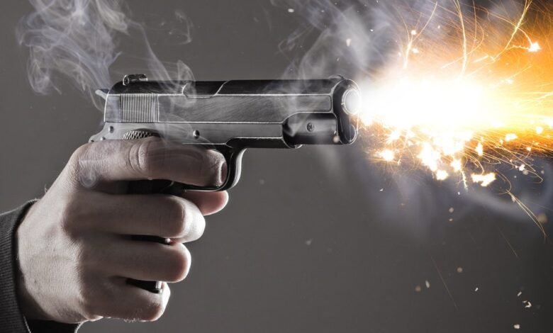 एकतरफा प्यार में मां-भाई को मारी गोली : घर में घुसकर सनकी ने किए फायर 1 firing a bullet