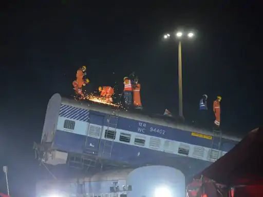 ट्रेन एक्सीडेंट का मॉक ड्रिल:आधी रात बजा खतरे का हूटर, गोसलपुर में शक्तिपुंज एक्सप्रेस को दिखाया दुर्घटनाग्रस्त, रेस्क्यू की क्षमता को रेलवे ने परखा 1 new project 2021 10 22t125702701 1634887838