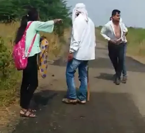 सरेआम युवक-युवती की पिटाई:दोस्त के साथ घूमते मिली बेटी; पिता ने लात-घूंसों और बेल्ट से की युवक को पीटा, FIR 1 videocapture20211014 015444 1634157315