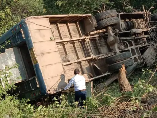बस पलटी, 6 घायल: बस छुहिया घाटी की मोड़ पर दुर्घटनाग्रस्त, घायलों को रीवा भेजा गया 1 y 1635313751