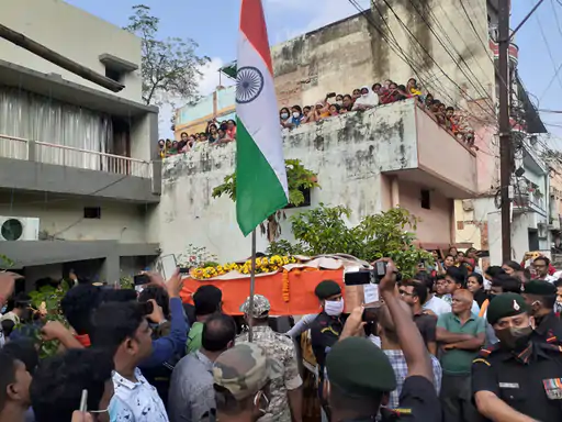 शहीद को अंतिम विदाई : दर्शन के लिए उमड़ा जन सैलाब; मंत्री, सांसद समेत अफसरों ने दी श्रद्धांजलि, सम्मान में रायगढ़ बंद 1 10 1636967480