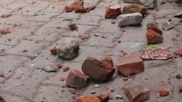 चोरी की सूचना पर रांझी में जमकर चले पत्थर , 3 आरोपी फरार 1 1608692457 1