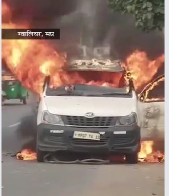 सनक में जला दी कार; :फाइनेंस कंपनी टीम कार ले जाने लगी तो बोला- अब ले जाकर दिखाओ... और पेट्रोल डालकर लगा दी आग 1 700