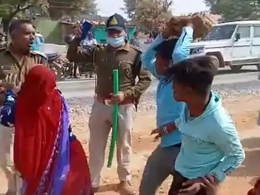 पुलिस की लाठी से बच्चे की मौत पर FIR:2 सब इंस्पेक्टर और एक ग्रामीण पर केस, आधी रात तक सड़क पर चली पंचायत 1 79 1636525593