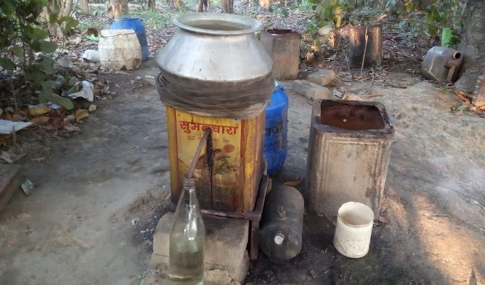 फुटकर में बेंच रहा था कच्ची शराब : 60 लीटर मदिरा, बाइक जब्त 1 RDESController
