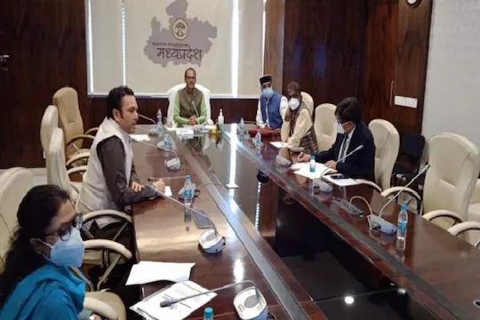 कोरोना पर शिवराज की आपात बैठक:एयरपोर्ट-रेलवे स्टेशन पर होगी टेस्टिंग, छोटे कंटेनमेंट जोन बनेंगे; इंदौर-भोपाल बने हॉटस्पॉट 1 SHIVRAJ MEETING 1 16382606263x2 1