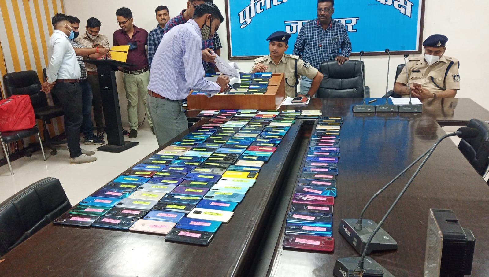गुम मोबाइल पाकर खिले चेहरे: जबलपुर पुलिस ने 161 चेहरों पर लाई मुस्कान, मोबाइल आवेदकों को तालाश कर लौटाए 5 WhatsApp Image 2021 11 01 at 12.23.09