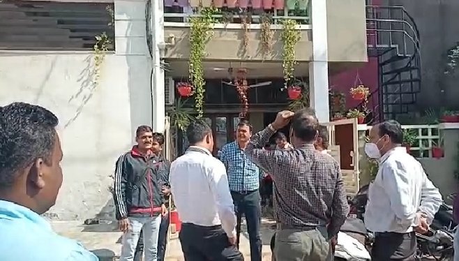तिलवारा थाने के हवलदार के घर में लोकायुक्त की कार्रवाई : आय से अधिक संपत्ति का मामला 2 WhatsApp Image 2021 11 02 at 1.47.11 PM
