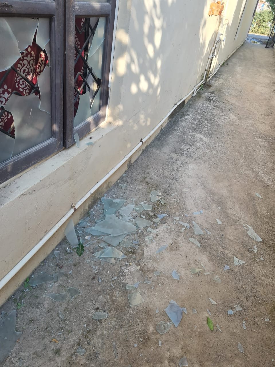 बहन और भाई ने छोटे के घर में मचाया उत्पात : प्रॉपर्टी विवाद को लेकर कार तोड़ी, घर में चलाए पत्थर 2 WhatsApp Image 2021 11 02 at 12.06.56 PM