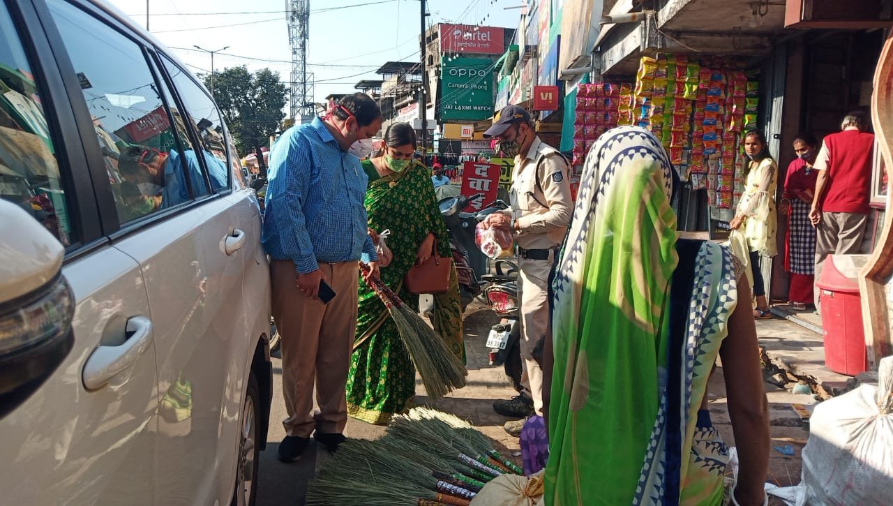 धनतेरस पर कलेक्टर की खरीदी : सपरिवार पहुंचे बाजार, खरीदे मिट्टी के दिए और बर्तन, लोकल के लिए वोकल का दिया संदेश 2 WhatsApp Image 2021 11 02 at 3.06.56 PM