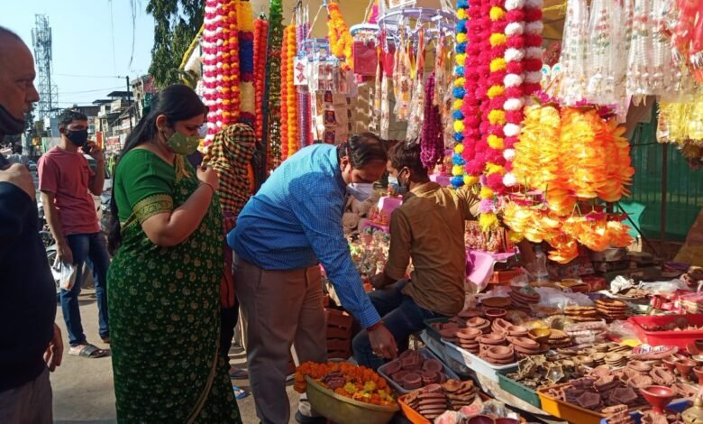 धनतेरस पर कलेक्टर की खरीदी : सपरिवार पहुंचे बाजार, खरीदे मिट्टी के दिए और बर्तन, लोकल के लिए वोकल का दिया संदेश 1 WhatsApp Image 2021 11 02 at 3.07.06 PM