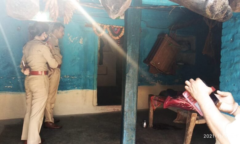 कुण्डम में सनकी पति ने कुल्हाड़ी से पत्नी को काटा : खुद खेत में लगा ली फांसी 1 WhatsApp Image 2021 11 03 at 12.07.36 PM