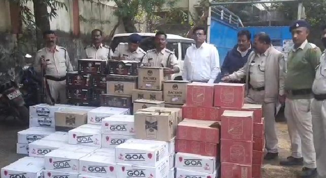 नरसिंहपुर की शराब जबलपुर में पकड़ी : मिनी ट्रक में धान के भूसे के साथ लोड कर, तस्कर ला रहे थे 9 लाख की अंग्रेजी शराब 1 WhatsApp Image 2021 11 10 at 1.25.48 PM