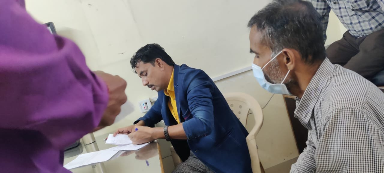 स्वास्तिक अस्पताल में शव को बनाया बंधक 52 दिन अस्पताल में भर्ती था मरीज, बीमारी का पता नहीं और बन गया 15 लाख बिल , जमकर मचा हंगामा 2 WhatsApp Image 2021 11 10 at 14.16.59 1