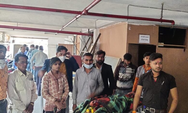 स्वास्तिक अस्पताल में शव को बनाया बंधक 52 दिन अस्पताल में भर्ती था मरीज, बीमारी का पता नहीं और बन गया 15 लाख बिल , जमकर मचा हंगामा 1 WhatsApp Image 2021 11 10 at 14.17.00 1