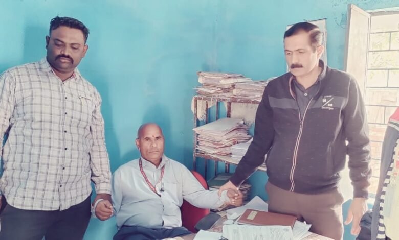 लोकायुक्त की कार्रवाई : आरआई को 10 हजार के रंग लगे हुए नोटों के साथ दबोचा 1 WhatsApp Image 2021 11 10 at 5.49.24 PM
