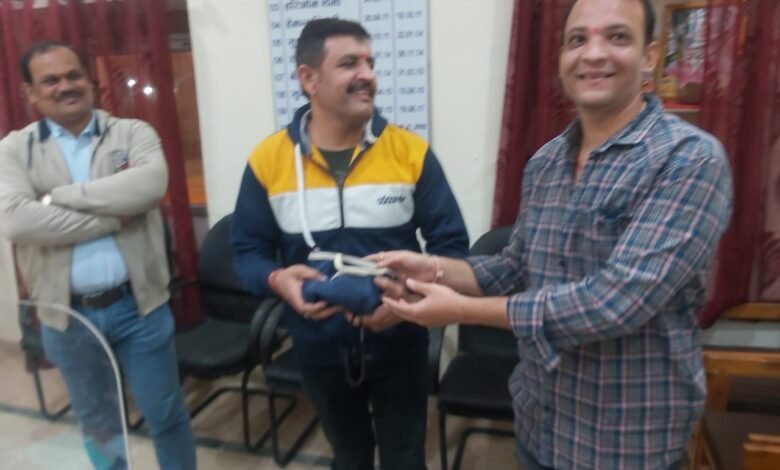ईमानदारी जिन्दा है...सोने के जेवरातों से भरा बैग किया वापस, छलक आए आंसू 1 WhatsApp Image 2021 11 13 at 12.52.27 PM