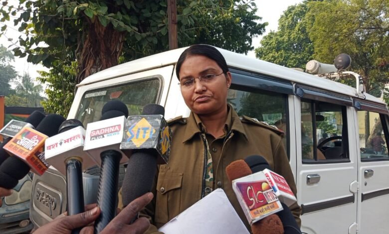 ग्वारीघाट पुलिस को देखकर महिला तस्कर फरार : 60 लीटर कच्ची शराब जब्त 1 WhatsApp Image 2021 11 13 at 2.13.16 PM