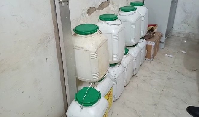 ग्वारीघाट पुलिस को देखकर महिला तस्कर फरार : 60 लीटर कच्ची शराब जब्त 2 WhatsApp Image 2021 11 13 at 2.35.57 PM
