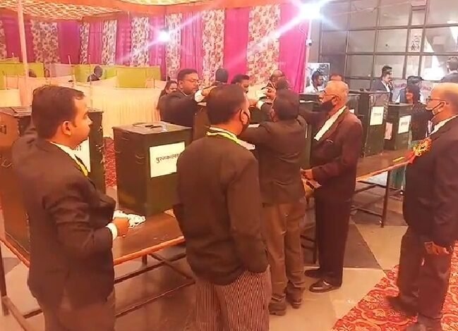सुबह से जारी मतदान, वकीलों में दिखा उत्साह 1 WhatsApp Image 2021 11 17 at 1.26.14 PM