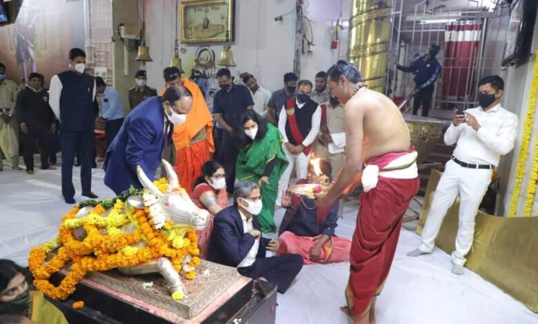 सुप्रीम कोर्ट के मुख्य न्यायाधीश श्री एन.व्ही. रामन्ना एवं सुप्रीम कोर्ट के जस्टिस श्री जे. के. माहेश्वरी ने सपरिवार भगवान महाकालेश्वर के मंदिर पहुंचकर भगवान महाकाल के दर्शन कर पूजा अर्चना की 1 WhatsApp Image 2021 11 18 at 22.19.25