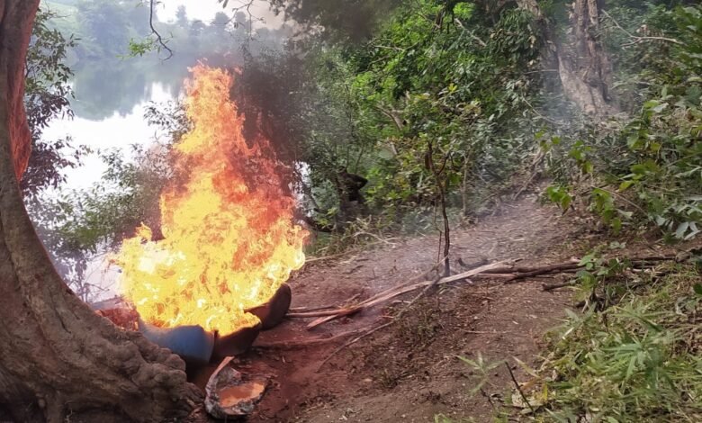 खमरिया पुलिस की शराब तस्करों पर कार्रवाई : 38 ड्रमों में मिला 7 हजार 500 लीटर लाहन, जंगल के रास्ते आरोपी हुए फरार 1 WhatsApp Image 2021 11 19 at 1.18.49 PM