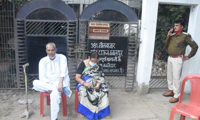 गोलबाजार में वृद्ध दंपत्ति का धरना: छोटे भाई ने घर में लगाया ताला तो गांधीवादी तरीके से किया प्रदर्शन 1 WhatsApp Image 2021 11 19 at 12.59.59