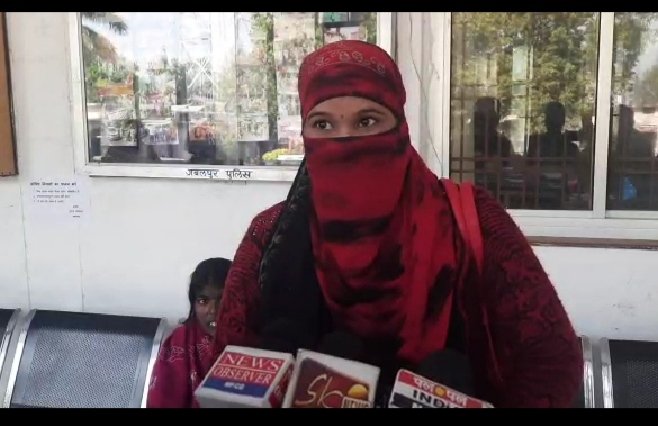 शादी के बाद मिला धोखा : 15 साल पहले दो बेटियों की माँ को छोड़ रचा लिया दूसरा विवाह, ससुराल वालों ने मारपीट कर भगाया 1 WhatsApp Image 2021 11 23 at 5.12.52 PM