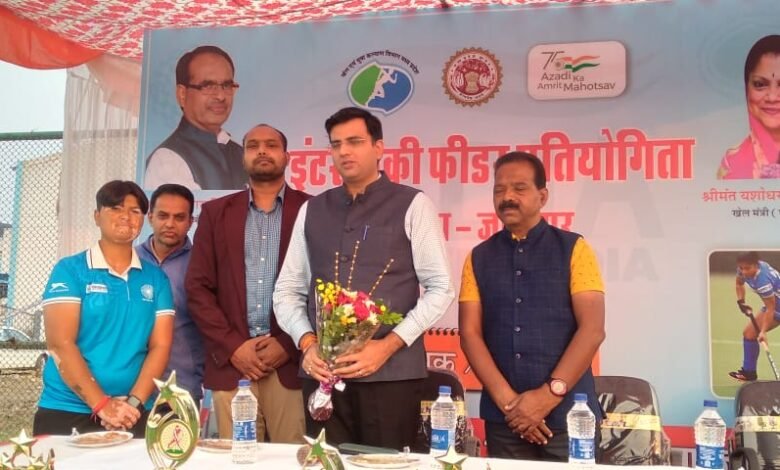 इंटर हॉकी फीडर सेंटर प्रतियोगिता का पुलिस अधीक्षक जबलपुर श्री सिद्धार्थ बहुगुणा के मुख्यातिथ्य में आज किया गया शुभारंभ 1 WhatsApp Image 2021 11 24 at 20.41.08