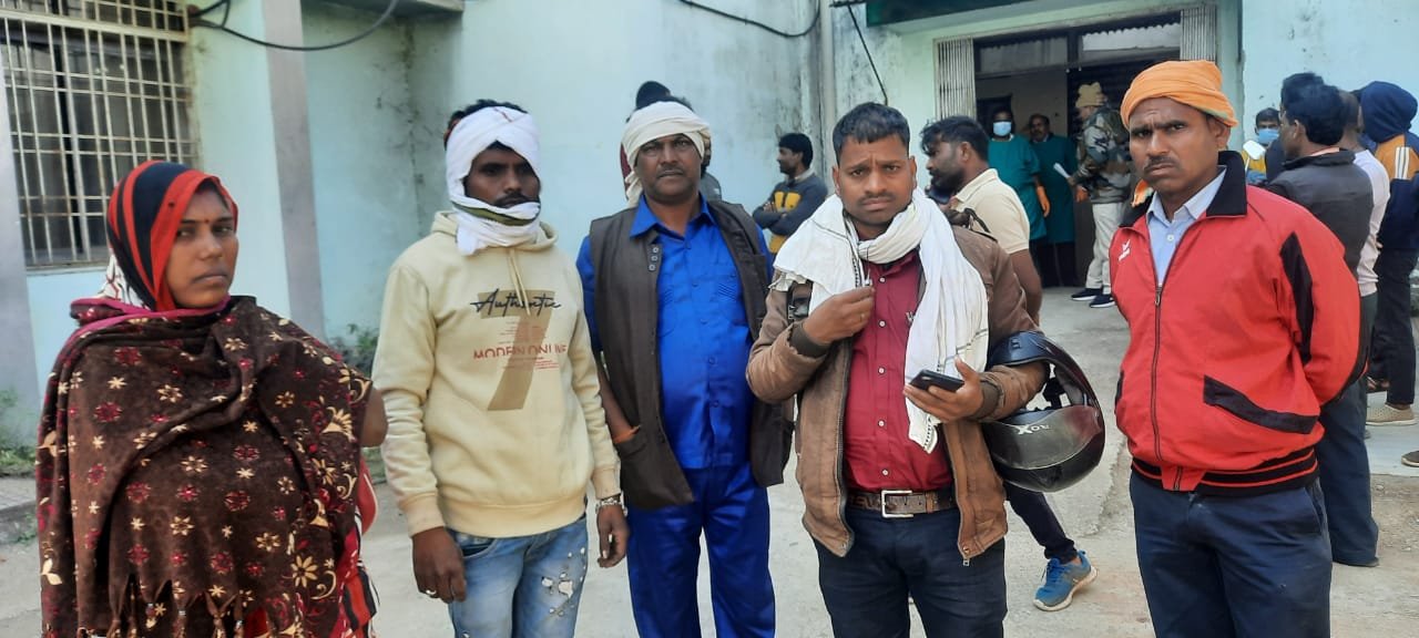 खमरिया में शादी की खुशियों के बीच पसरा मातम : समारोह में कॉफी मशीन में हुआ ब्लास्ट, एक की मौत, दो घायल 2 WhatsApp Image 2021 11 26 at 11.08.24 AM