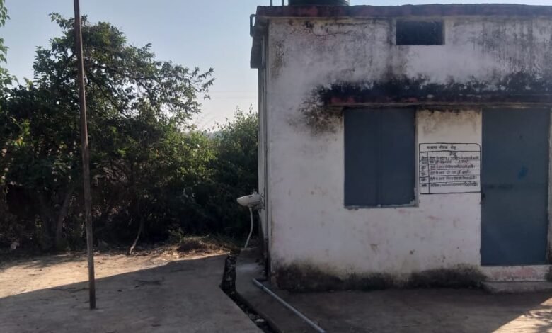 उमरिया ग्राम पंचायत के केवलारी गांव आदिवासियों की दुर्दशा 100 साल गांव को बसे हुए रोड-पानी को मोहताज आदिवासी 1 WhatsApp Image 2021 11 27 at 19.04.57