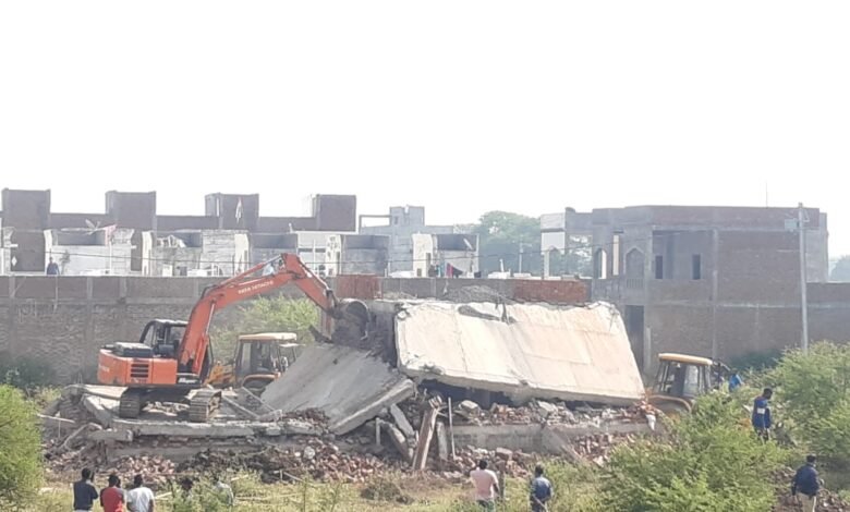 जिला प्रशासन, पुलिस-ननि की संयुक्त कार्रवाई : आधारताल के कुदवारी में मुक्त कराई 5 करोड़ की ढाई एकड़ सीलिंग की भूमि, 90 लाख रुपये के निर्माण किए ध्वस्त 1 WhatsApp Image 2021 11 28 at 12.57.48 PM 2