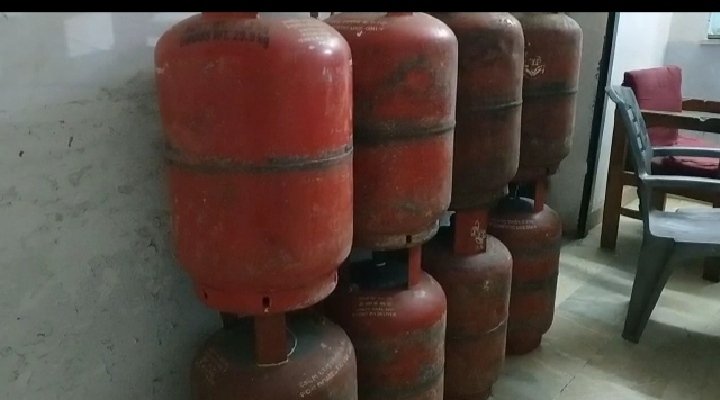 रांझी के बापू नगर से 8 घरेलू गैस सिलेंडर जब्त : आरोपी लंबे समय से कर रहा था कारोबार 1 WhatsApp Image 2021 11 29 at 2.58.30 PM