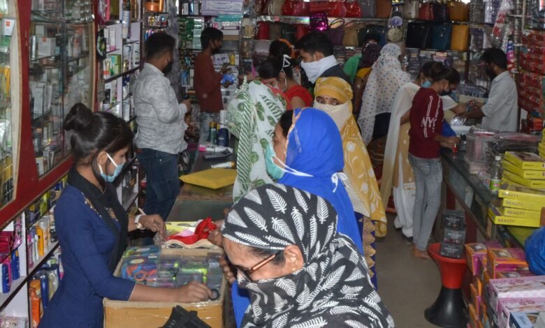इस दीपावली में उत्साह और उमंग, बाजारों में बड़ी भीड़ फुटपाथ पर दुकान लगाने वाले लोगो के खिले चेहरे 1 bb b le 1589994402