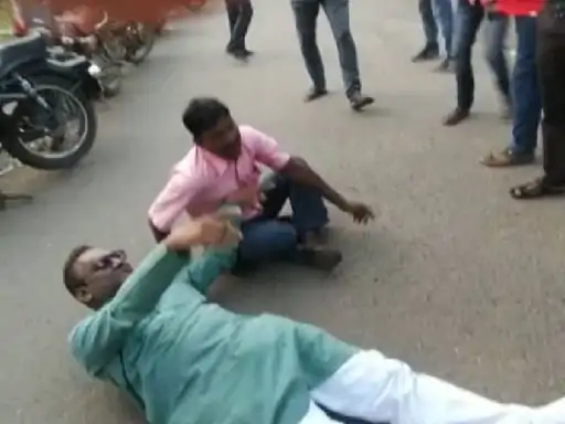 जमीन पर लेटे विधायक:SDM कार्यालय के बाहर धरना दे रहे थे, SDM ने ज्ञापन लेकर बुलाया तो गाड़ी के सामने लेट गए 1 new project 2021 11 02t071756890 1635817740