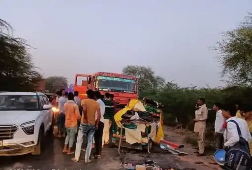 सड़क हादसे में एक ही परिवार के 6 की मौत : ट्रॉला ने टेम्पो को मारी टक्कर 1 whatsapp image 2021 11 01 at 152147 1635760928