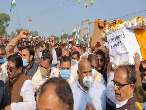 मुख्यमंत्री शिवराज सिंह ने नायक को दिया कंधा, 1 करोड़ की सम्मान निधि, पत्नी को नौकरी, शहीद के नाम पर होगा स्कूल 1 7 1639299368