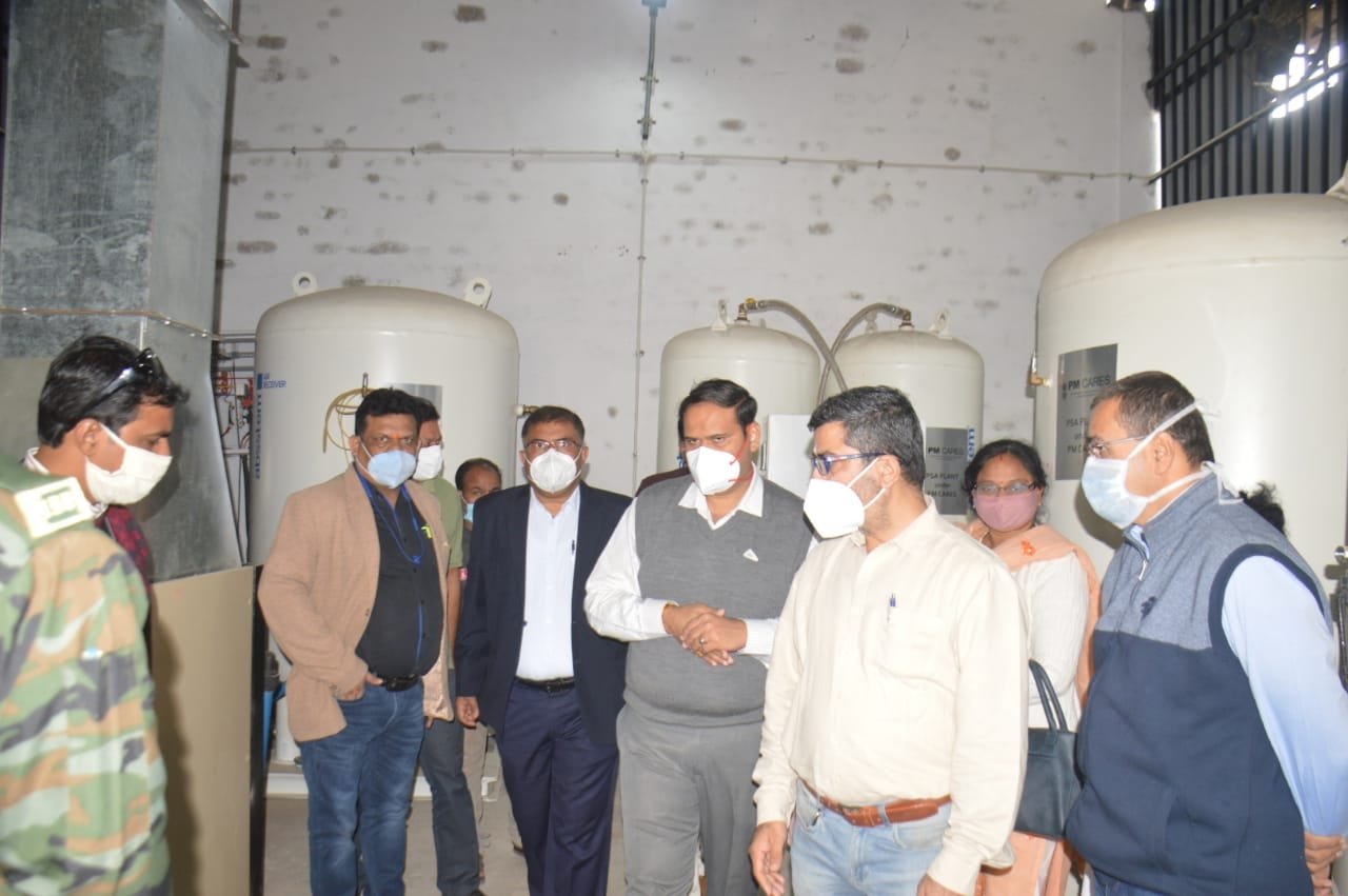 विक्टोरिया पहुंचे कलेक्टर ने कहा वेरियंट का सामना करने पूरी तैयारी जिला अस्पताल के ऑक्सीजन प्लांटों का किया निरीक्षण 3 WhatsApp Image 2021 12 01 at 12.24.35