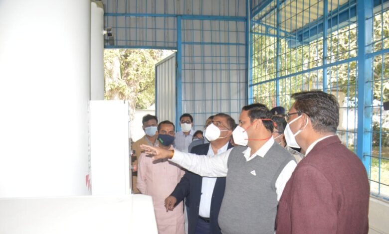 विक्टोरिया पहुंचे कलेक्टर ने कहा वेरियंट का सामना करने पूरी तैयारी जिला अस्पताल के ऑक्सीजन प्लांटों का किया निरीक्षण 1 WhatsApp Image 2021 12 01 at 12.24.39