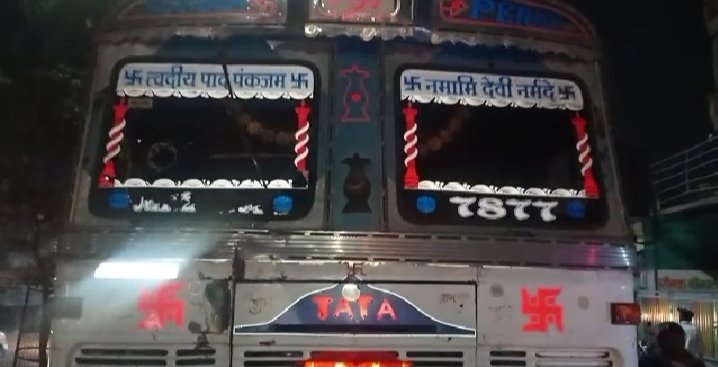 चालक ने बाइक सवारों के पैर में चढ़ा दिया ट्रक का पहिया : दो घायल 2 WhatsApp Image 2021 12 02 at 1.15.18 PM