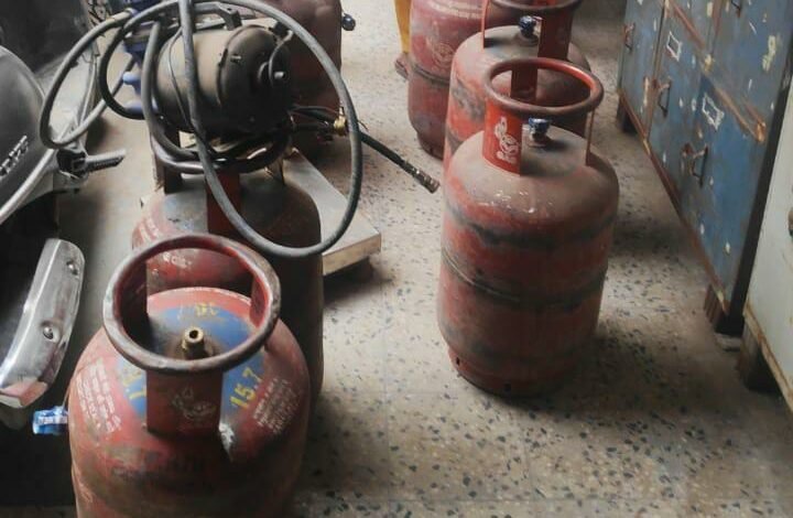 मदनमहल में 6 गैस सिलेण्डर जब्त : एक आरोपी फरार, एक गिरफ्तार 1 WhatsApp Image 2021 12 05 at 3.45.25 PM