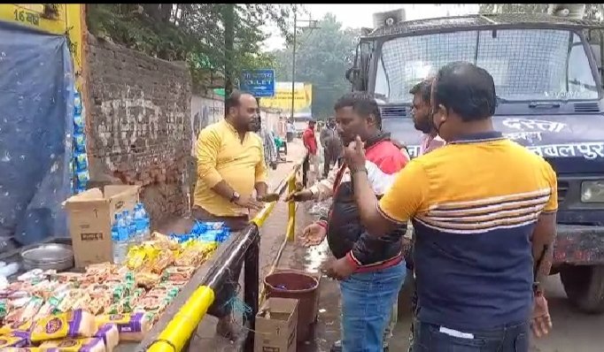अतिक्रमण दस्ते की कार्रवाई : ऐल्गिन हॉस्पिटल, अंजुमन इस्लामिया स्कूल के सामने गंदगी फैला रहे ठेले-टपरों को हटाया, दी समझाईश 2 WhatsApp Image 2021 12 09 at 4.18.30 PM