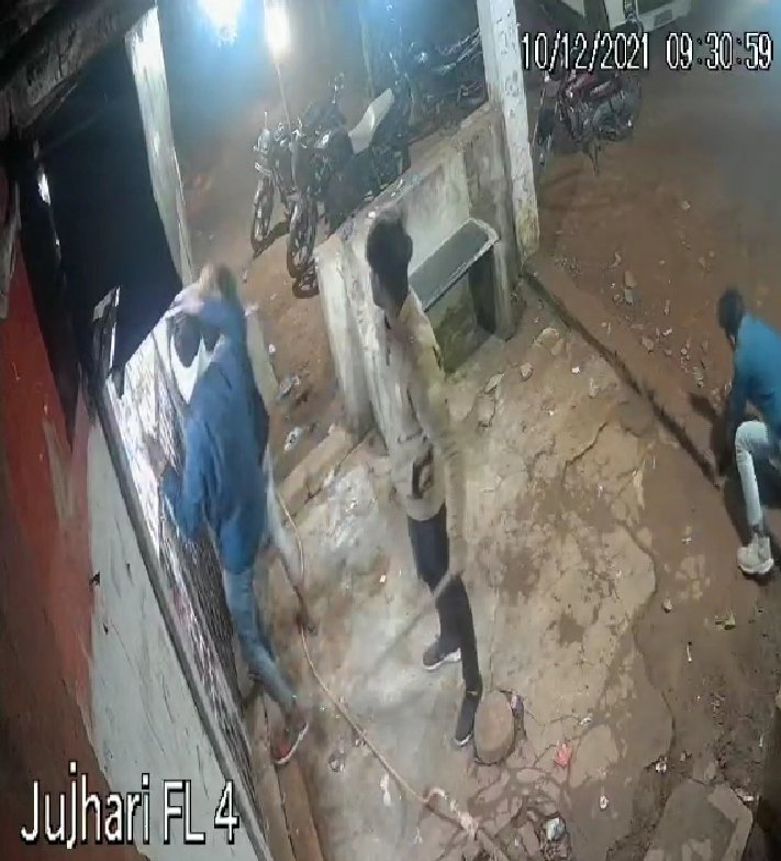 गोसलपुर में दो पक्षों में खूनी संघर्ष : जमकर चले डंडे, कलारी-ढ़ाबा में तोडफ़ोड़, 3 घायल 2 WhatsApp Image 2021 12 11 at 1.49.34 PM